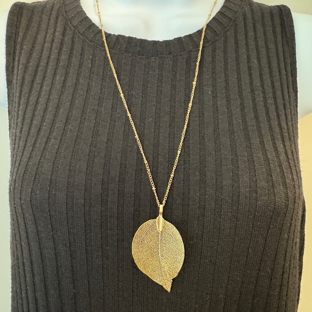 Elegant Gold Plated Leaf Pendant Necklace NWT